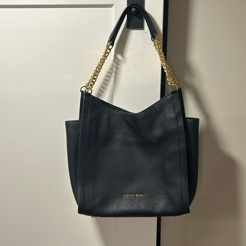 MICHAEL KORS NAVY SHOULDER BAG, CHAIN STRAPS. Excellent condition no wear